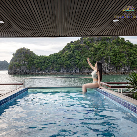 Diamond Cruises in Halong Bay